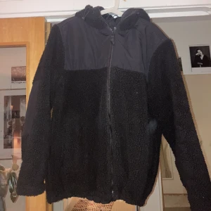 Sherpa jacka - Jacka i fleece/sherpa. Luva och bra med fickor. Använd men i mycket gott skick.