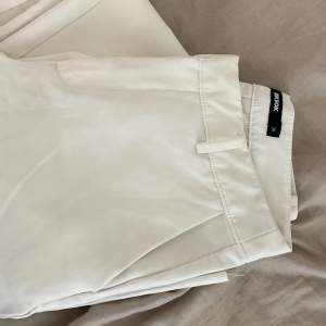 Vita kostymbyxor från bikbok