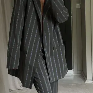 Mörkgrön randig kostym från msch copenhagen. Använd 1 gång. storlek XS i byxan & M i kavajen för en oversize look