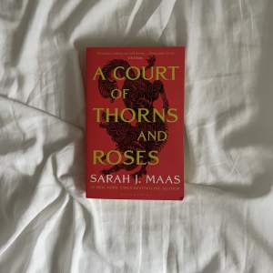 A court of thorns and roses av Sarah j maas på engelska. Lite skrynklig rygg, paperback.