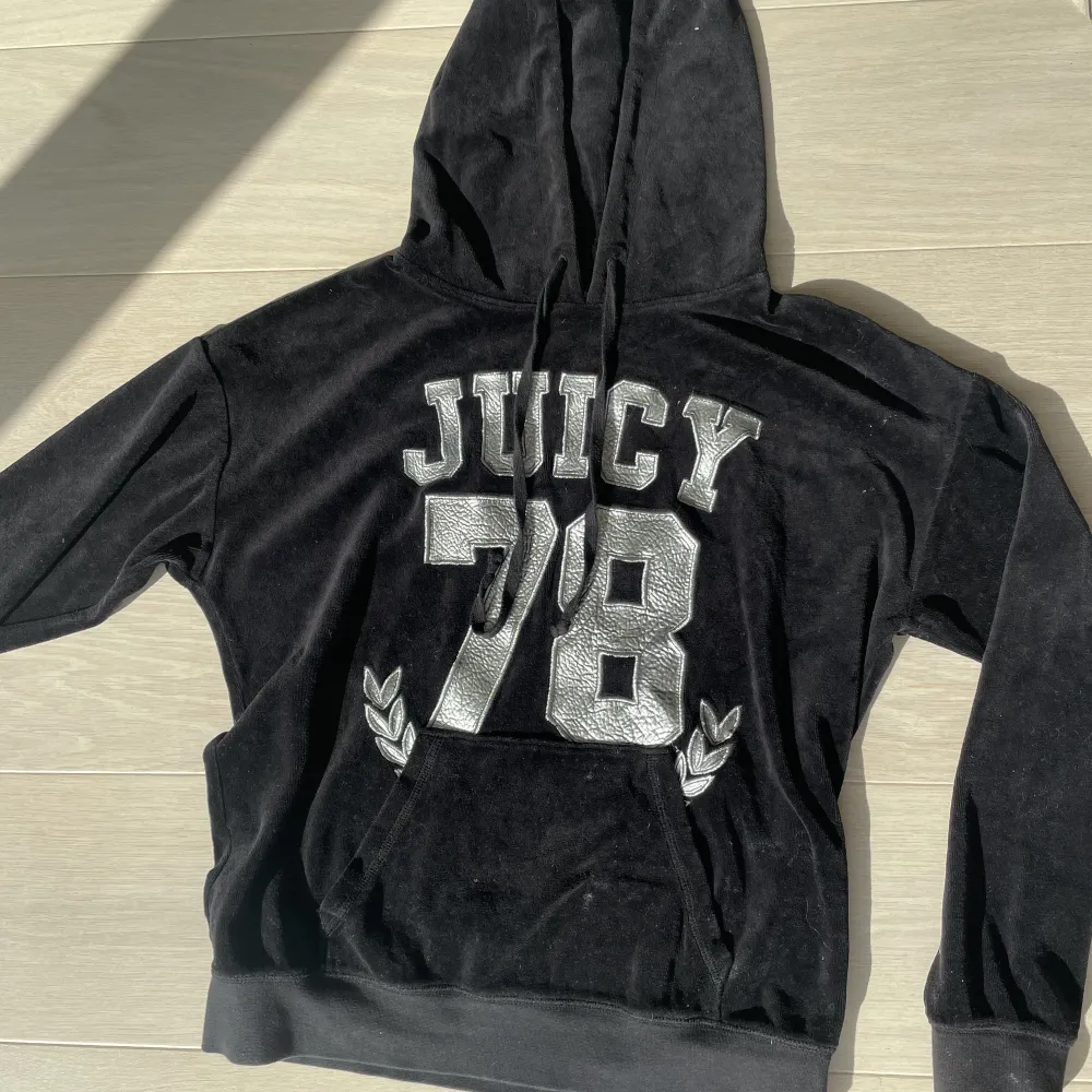 Jättemysig juicy couture hoodie i svart plysch!😻 Fint skick, säljer då den inte kommer till användning💋. Hoodies.