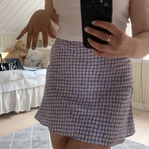 Kjol - Vitblommig kjol i lila färg💜