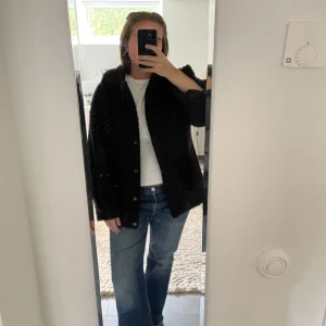 Jacka &Other Stories - Så fin jacka från & Other Stories i Teddy material med Manchester fickor. Perfekt nu till hösten.