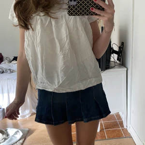 Jeanskjol - As snygg jeanskjol som är köpt på Urban Outfitters!!💕💕 Strlk är XS, men materialet är lite stretch i!