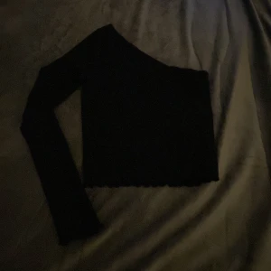 oneshoulder långärmad tröja - säljer denna jätte fina långärmad tröjan nyskick💕pris kan diskuteras 