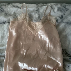 Silkes pyjamas - Säljer silkes pyjamasset, Använd en gång, väldigt skönt o skrynklig på bilden men de går ju att stryka💕