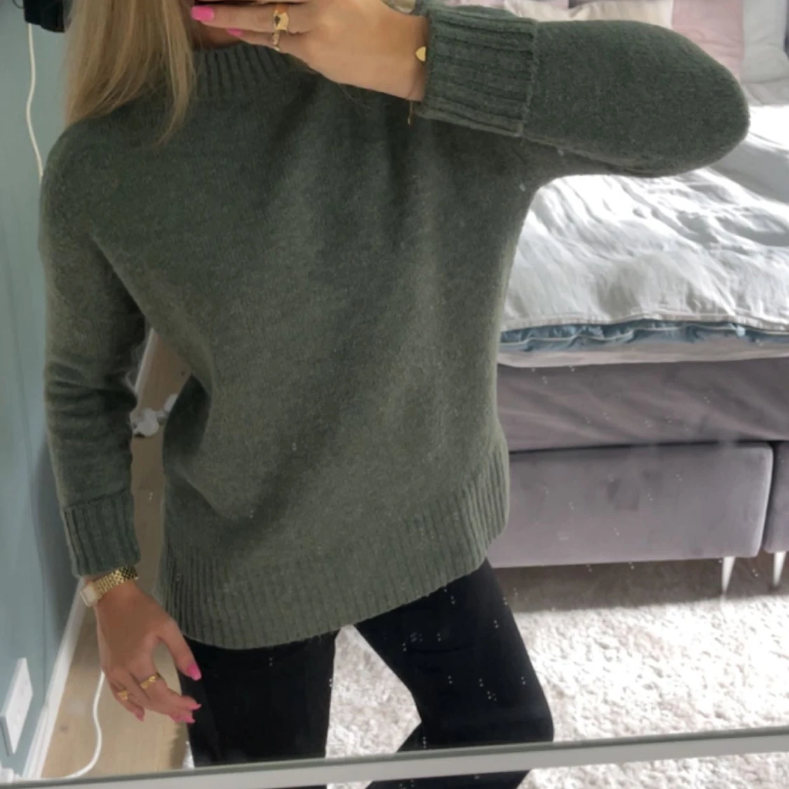 Snygg oanvänd grön stickad tröja, ett måste att ha nu i höst!