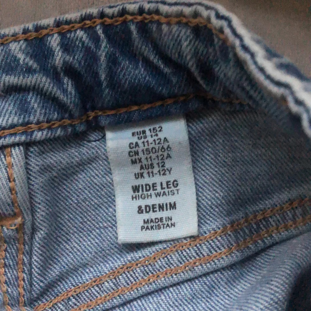 Säljer dessa vida jeans från hm då de inte används! Storleken är 152 men de är stora i storleken så att de passar typ på mig som är ca 160. Jeans & Byxor.