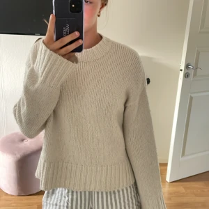 Beige stickad tröja - Jätte fin beige stickad tröja från Gina💓