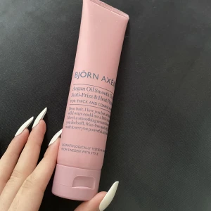 Björn Axén Värmeskydd+Anti frizz  - Helt oanvänd Björn Axén värmeskydd+Anti frizz. Doftar super gott😍 Nypris 190kr men säljer för 100🫶🏻