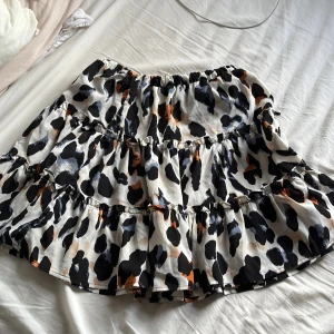 Mönstrad kjol - En kjol ifrån SHEIN. Använd någon gång och är i bra sick 