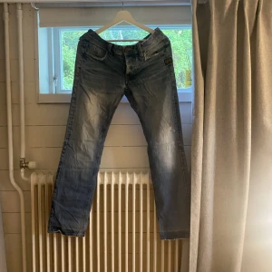 Jeans - Jättefina lågmidjade jeans med lite detaljer på, vet inte riktigt vart dom ör frpn då ja fick dom av min mamma, men dom är välldigt bekväma och har fått välldigt många komplimanger för dom, det är inte skinny jeans