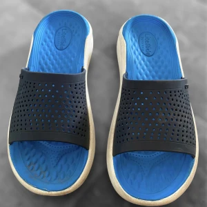 CROCS tofflor  - CROCS tofflor, lite smutsiga men går 100% att tvättas bort, i nyskick och väldigt bekväma! Köpta för: 305kr PRIS KAN DISKUTERAS!!!