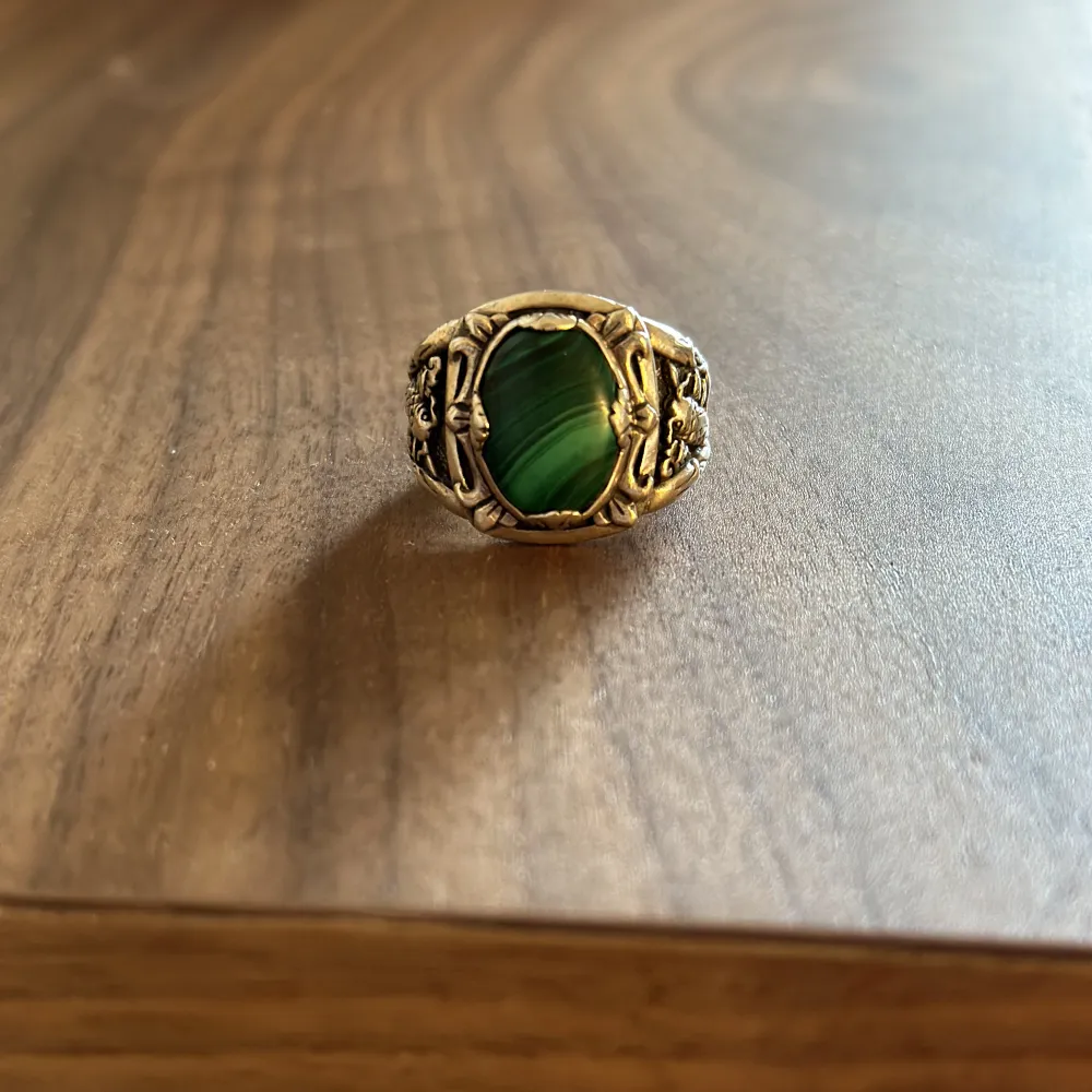 Säljer en fin ring ifrån Clocks And Coulors i storlek 8.  Ringen är handgjord och är helt u silver med en snygg grön Sten.  Nypris: 2500-3000kr . Accessoarer.