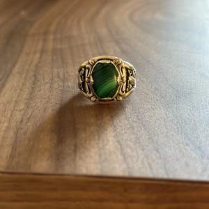 Säljer en fin ring ifrån Clocks And Coulors i storlek 8.  Ringen är handgjord och är helt u silver med en snygg grön Sten.  Nypris: 2500-3000kr 