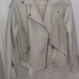Oversize skinnjacka  - En jacka från Nelly i väldigt gott skick. Storlek 34 men funkar till större storlekar då den är stor i storleken 