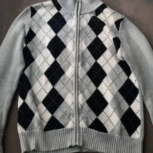 Turtleneck kofta  - Köptes för ett år sedan. Tjock och passar hösten perfekt. Den är för liten på mig nu