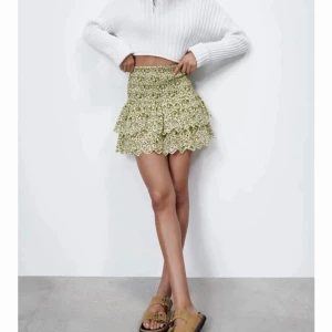 Kjol - Superfin kjol från zara som tyvärr inte kommer till användning. Använd ett fåtal gånger! Storlek M men passar XS-M