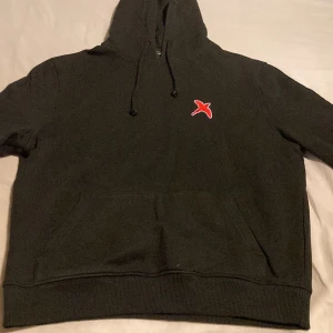 Axel Arigato hoodie - Tja säljer nu min Axel arigato hoodie som tyvärr blivit för liten använd fåtal gånger skick 8/10 Nypris 1750