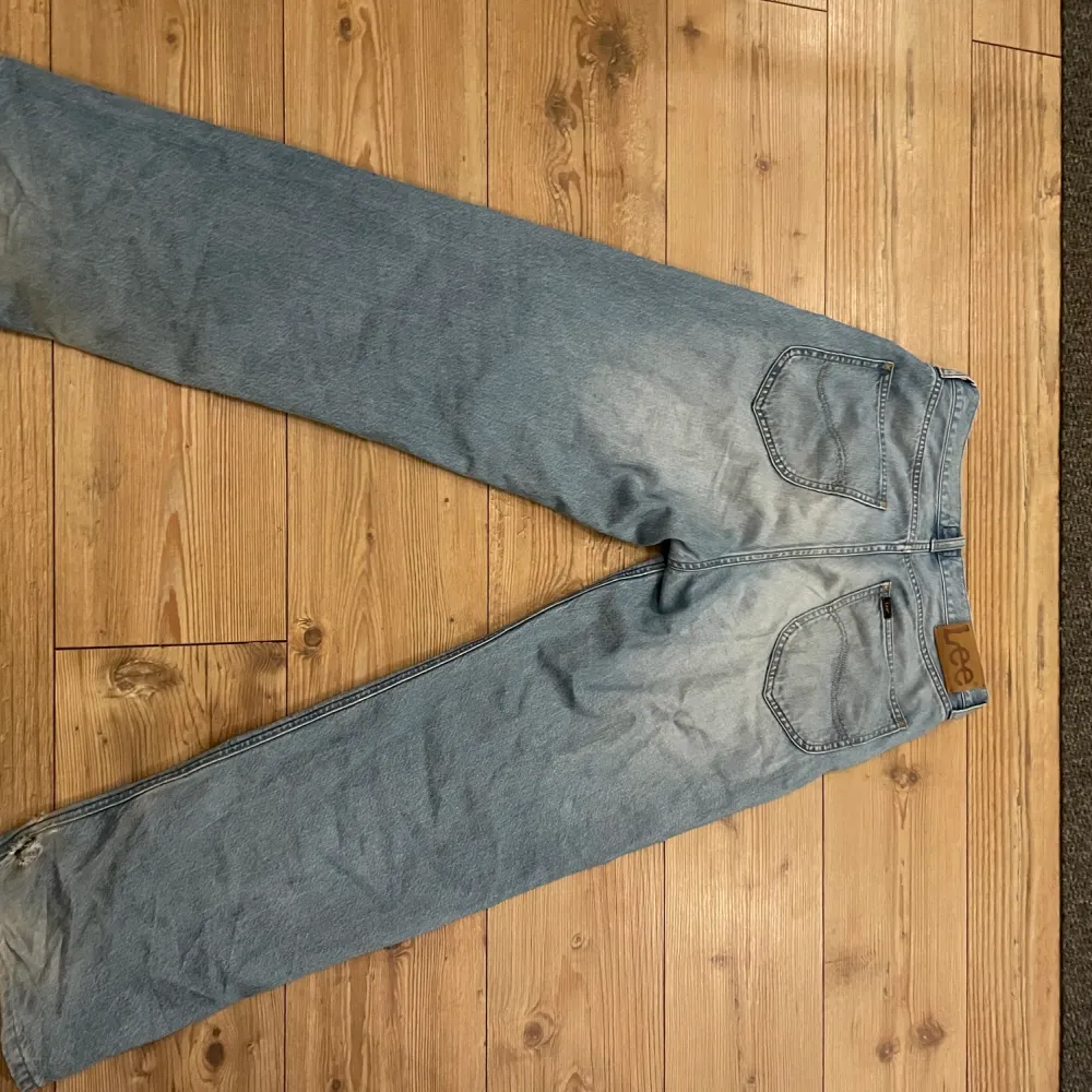 Hyfsat använda lee jeans storlek  W28 L32 . Jeans & Byxor.