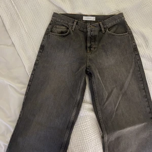 TOPSHOP JEANS - Aldrig använt. W30. L32. Jag är 171 cm lång. Nypris 659kr