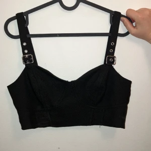 Grunge topp från h&m - Cool svart topp från h&m köpte för ett tag sen använder inte längre 