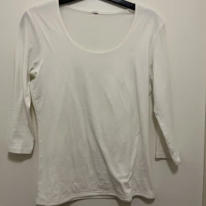 Vit tröja - Vanlig vit tröja, trekvartsärmad🥰, lite tjockare i tyget. Inte genomskilnig. Skriv för bättre bilder!