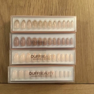 Duff press on naglar - 4 stycken olika press on naglar från Duff beauty, helt nya. I färgerna(nedifrån och upp) modern french, milky swirl, vintage rose och rodeo drive. 50kr styck eller 150kr för alla fyra. Har närmare bild på de olika färgerna att skicka bara fråga 🥰