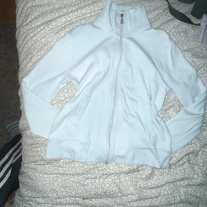  Fin ljusblå kofta  - Typ aldrig använt men köpt begagnad