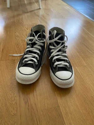 Converse- hög sula  - Converse, svarta, med hög sula! Använda men i mycket fint skick och inget större slitage💕storlek 37, passar mig som vanligtvis har 37/38, något stora i storleken!