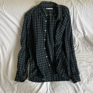 Flanellskjorta från Hope - Rutig flanell från hope. Gott skick. Står storlek 50 men känns marginellt för liten på mig som annars har 48 i hopes storlekar