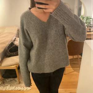 Tjock och oanvänd, gosig vinter tröja ❤️ Så fin och säljer den på grund av att jag har för många gråa!!😜