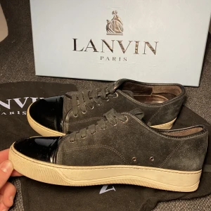 Lanvin cap toe sneaker - Säljer nu dessa otroligt fräsch lanvin i 8/10 skick. De är uk 6 men lanvin sitter 1 storlek större, de passar t.o.m. mig som har 42,5. Skorna är i riktigt bra skick, det låga priset pga en liten repa på cap toen,  syns inte om man inte kollar jättenära.