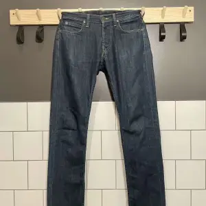 Jätte snygga mörkblåa Lee jeans i väldigt bra skick, ny pris är cirka 1100, vårt pris 399. Storleken är 30/34 men passa även 30/32. Hör av er vid minska fråga om plagget!