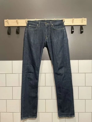 Lee Jeans - Jätte snygga mörkblåa Lee jeans i väldigt bra skick, ny pris är cirka 1100, vårt pris 399. Storleken är 30/34 men passa även 30/32. Hör av er vid minska fråga om plagget!