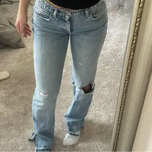 Jeans ifrån Zara med slits nedtill💙