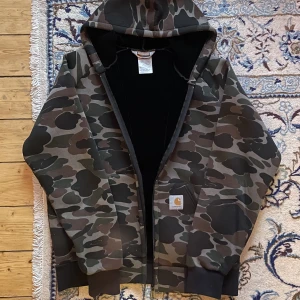Carhartt Hoodie/Jacka - As skön Carhartt hoodie, tjockt material så den är varm😍 Storlek Large. För fler bilder/mått skicka PM!