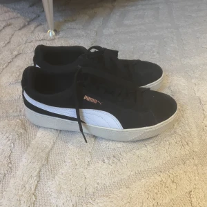 Svarta sneakers  - Svarta sneakers från puma. Skitsnygga men tyvärr är de för små. 