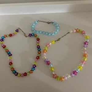 Smycken  - Två halsband och en armband från Brandy Melville, slutsålda köpt för 70 kr styck plus frakt, säljer alla för 120. Kan ge fri frakt med frimärken så kontakta mig innan köp 💗