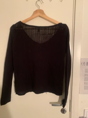 Tunn stickad tröja  - En tunn stickad tröja från hm i stl XS . 