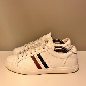 Moncler skor - Säljer ett par Moncler skor i storlek 42, cond 8/10 lite slitna sulor samt skrapmärke på högra skon. Tillkommer endast skor 