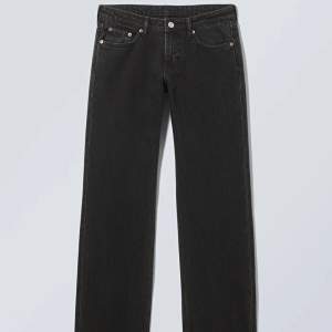 Low Arrow Jeans. Från Weekday. Storlek 25/30. Säljer då de aldrig kommer till användning. Färgen: Tuned black