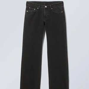 Low Arrow Jeans - Low Arrow Jeans. Från Weekday. Storlek 25/30. Säljer då de aldrig kommer till användning. Färgen: Tuned black