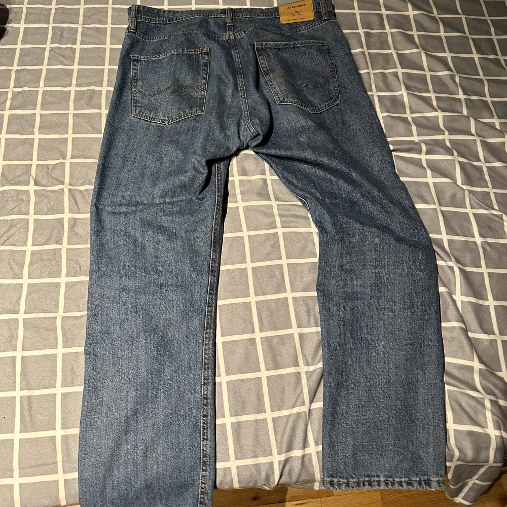 Säljer dessa jeans som jag inte längre använder. De är från Jack&Jones, strl 32/36. . Jeans & Byxor.