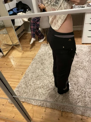 Addidas träningsbyxor  - Straighta addidas träningsbyxor med ett extrem skönt material och väldigt uttänjbara 