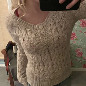 Stickad tröja - Beige stickad tröja, super skön och Stiks inte, kom privat vid eventuella frågor❤️