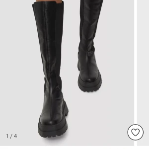 Under knee Chelsea boot stl40 - Helt nya boots / stövlar från Nelly.  Bara provade , aldrig använda. Nypris 899. Lägg bud. 