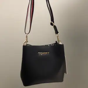 Helt ny och äkta Tommy Hilfiger väska. Fick den i födelsedagspresent men aldrig använt den. Prislapp och väskpåse finns kvar. Originalpris 1400kr, säljer för 600kr ❗️