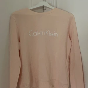 Calvin Klein tröja  - Rosa Calvin Klein tröja, storlek M