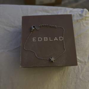 Fint armband från Edblad med en stjärna på!! Armbandet är i äkta silver och i superfint skick, få gånger andvänt. Orginalpris 249kr